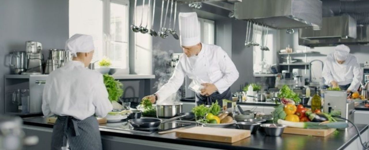 Czysta kuchnia w restauracji