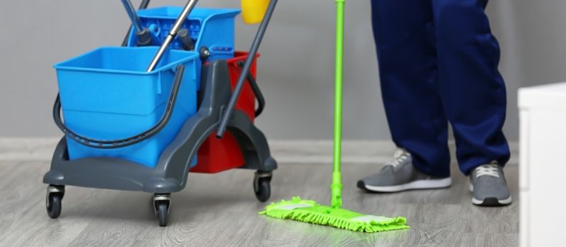 Jak wyposażyć wózek do sprzątania? Kompletne stanowisko pracy na kołach